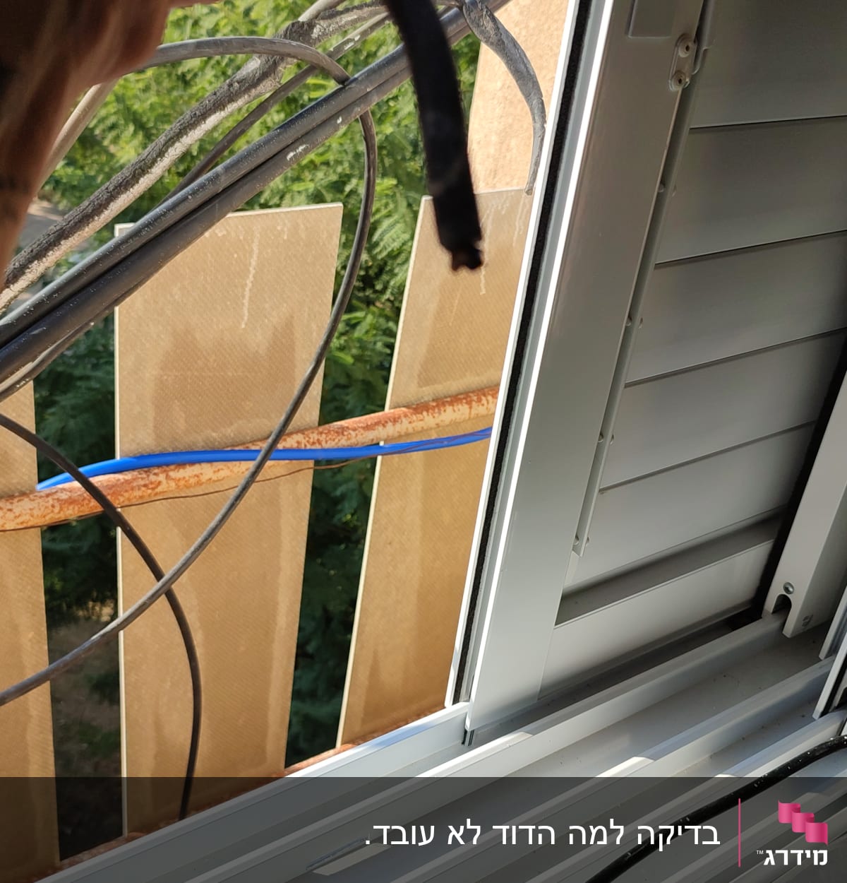 כבל שחור מחובר למערכת סולרית מחוץ לחלון